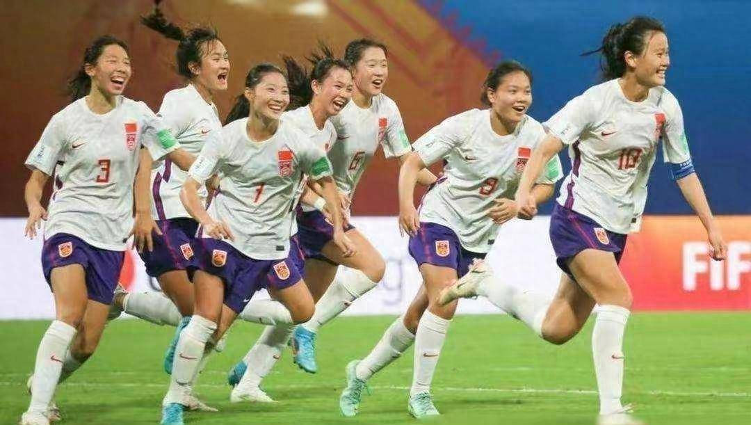 顶级女足选手在比赛中展现高超技术实力